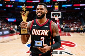 热火前锋获赛季最佳防守球员称号