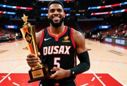 热火前锋获赛季最佳防守球员称号