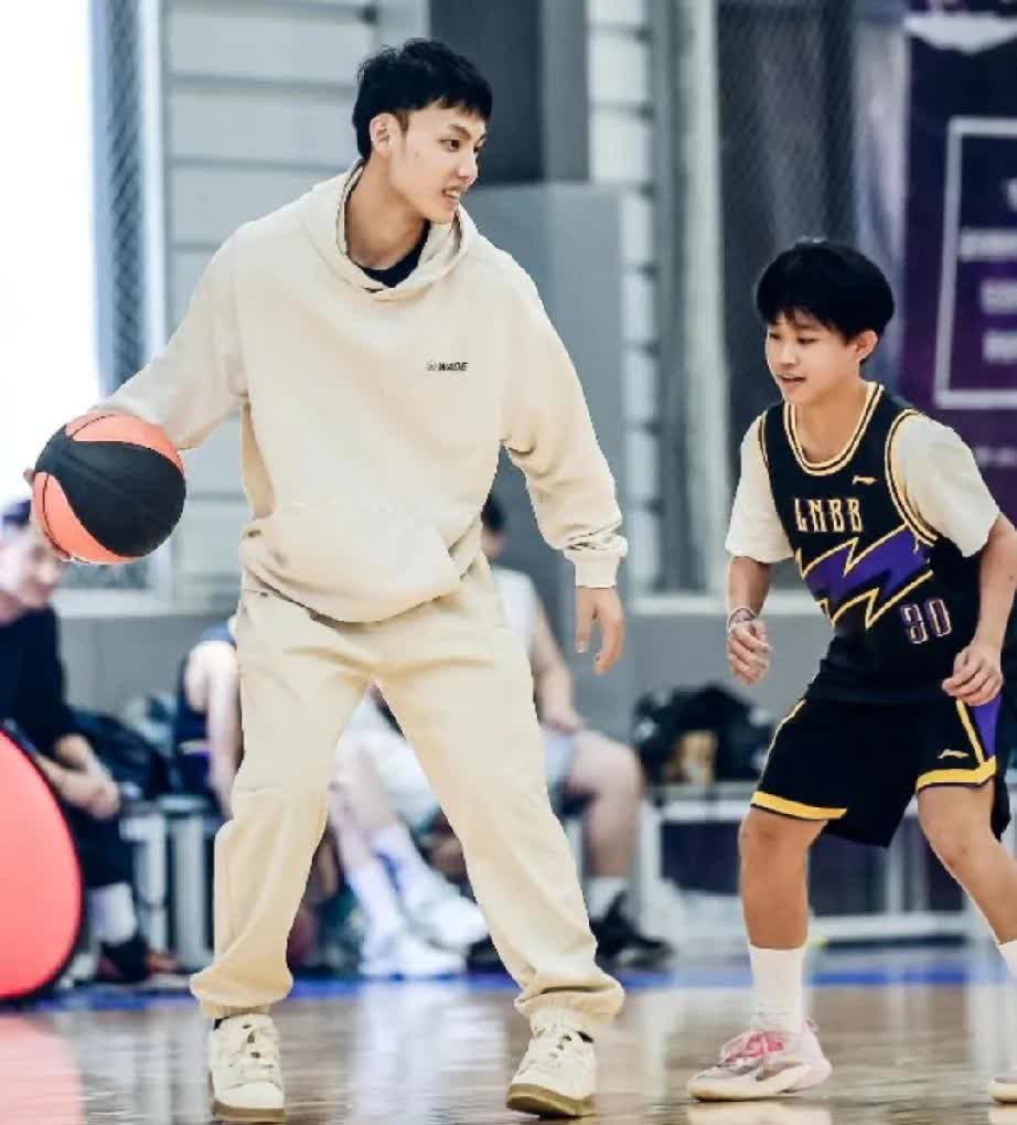 NBA明星带领青少年篮球训练营，授技术的简单介绍