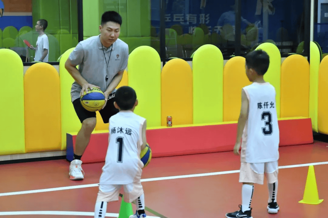 NBA明星带领青少年篮球训练营，授技术的简单介绍