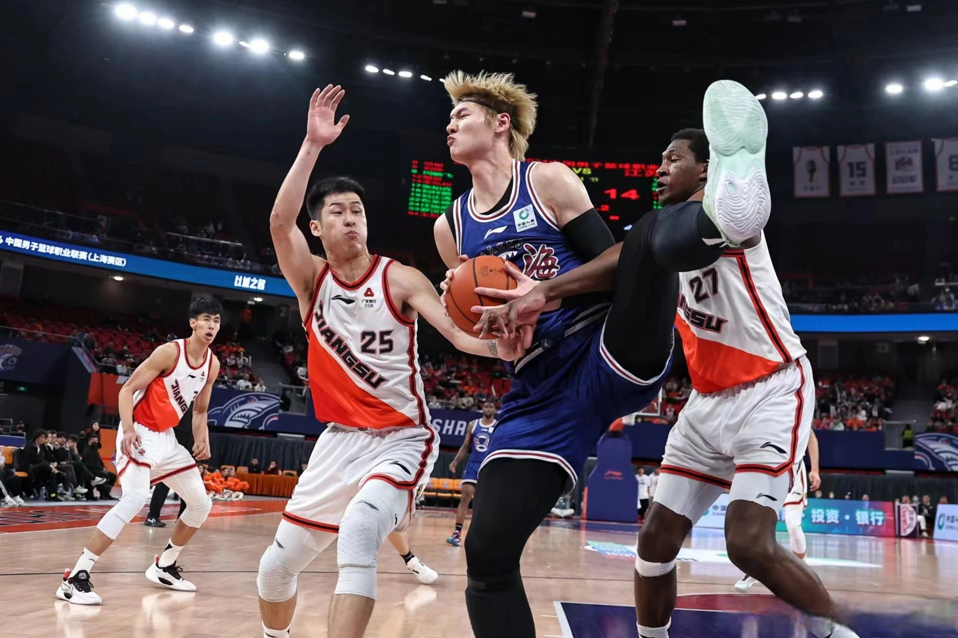 关于CBA俱乐部杯首场比赛上海久事大鲨鱼以88:84获胜的信息