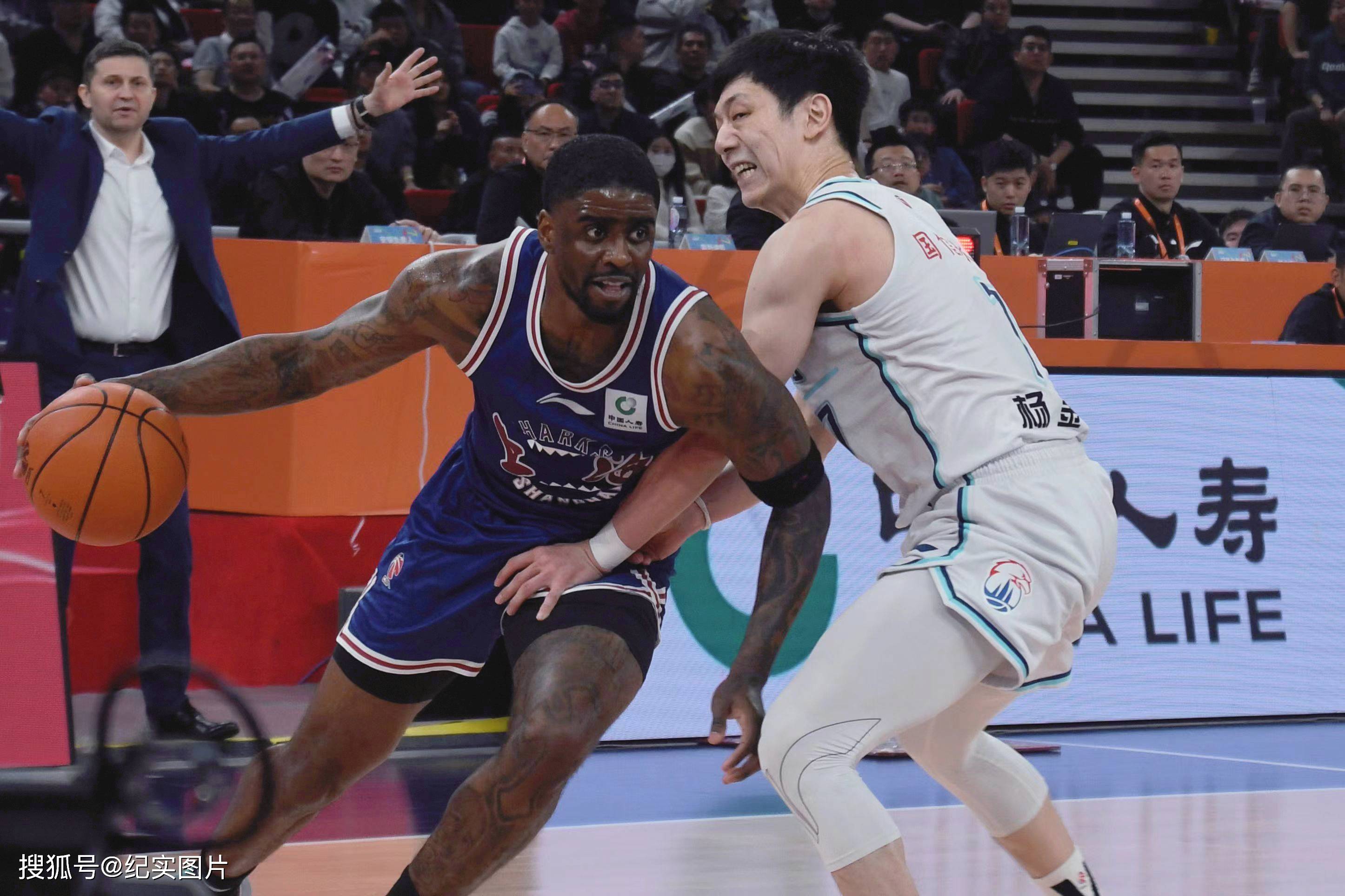 关于CBA俱乐部杯首场比赛上海久事大鲨鱼以88:84获胜的信息