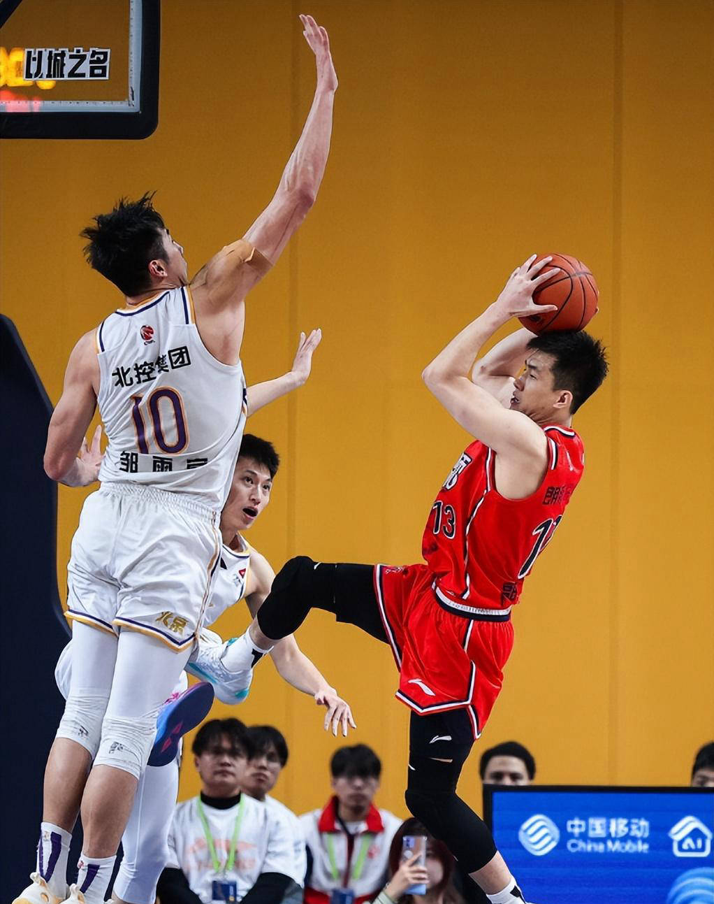 阿不都15分新疆胜青岛郭艾伦27+12广州负山西的简单介绍