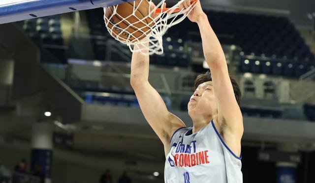 杨瀚森15分3板2帽NBA夏联开拓者击败鹈鹕