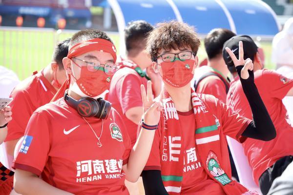 战袍坐镇主场，确保胜利顺利进行